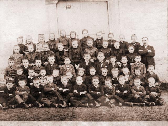 schulklasse_matzen_vor_dem_kirchenportal_um_1900_1_20171227_1369862430