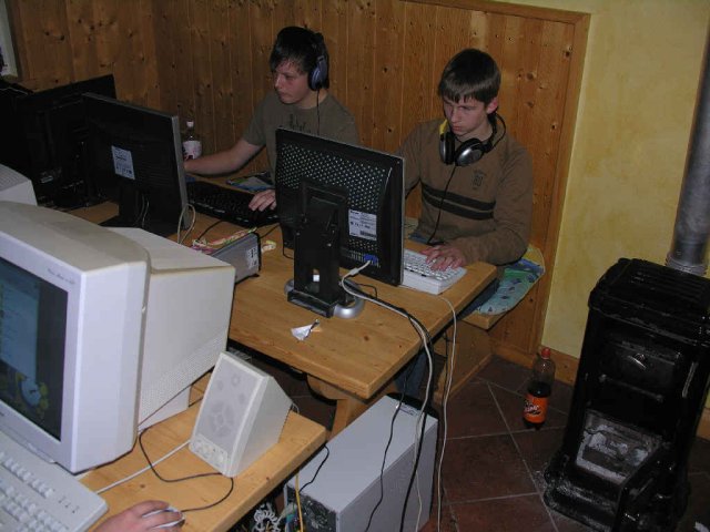 2007_-_lan-party_im_fuchsbau_2_20171229_1763640646